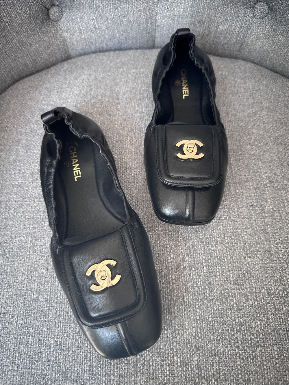 CHANEL BLAZY BLACK SQUARE TOE LEATHER CRUNCHY FLATS GOLD TURN LOCK CC LOGO 38C - Picture 9 of 14